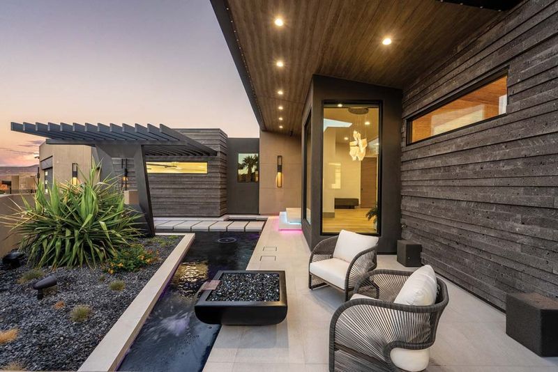 Desert Style Inside And Out: 10 Smart Ideas For Utah Yards And Entryways - Decor Hint Courtyard Entry Gardens