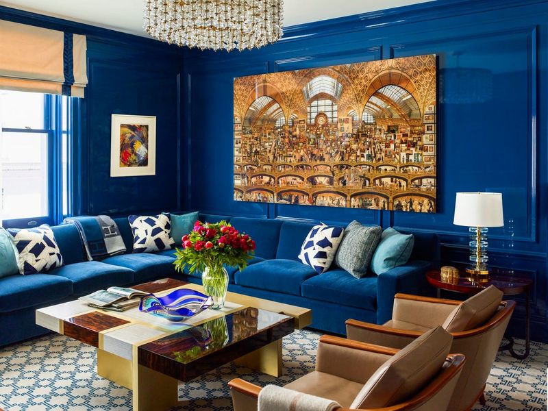 High-gloss lacquered walls