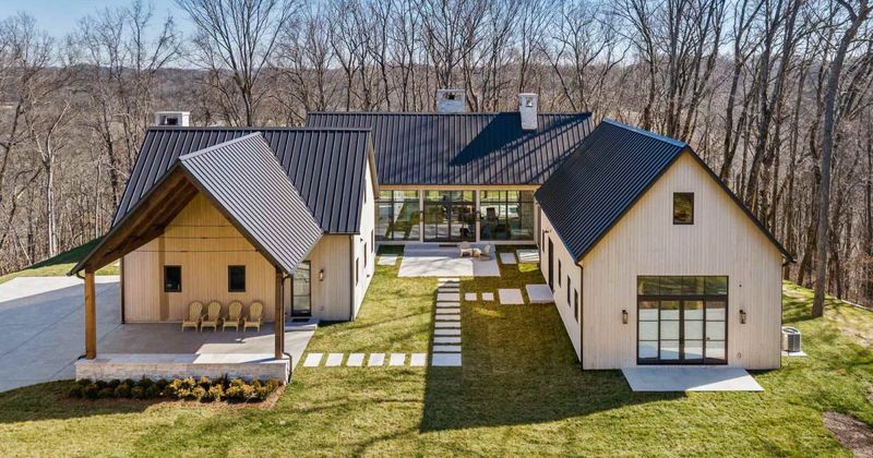 8 Tennessee Curb Appeal Looks That'll Have You Saying "Bless This House" - Decor Hint Modern Barnhouse Twist