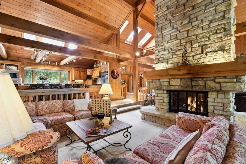 Galena's Real Estate Trends: 3 Types Of Homes Losing Value In 2025 (And 4 Rising Fast) - Decor Hint Older Vacation Rentals With Outdated Interiors