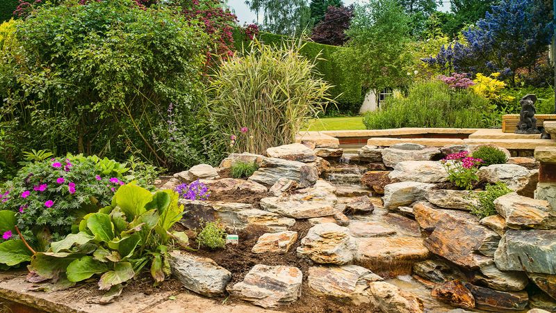 Create A Lush Escape 23 Gorgeous Designs For Small Backyards - Decor Hint Rock Garden Borders