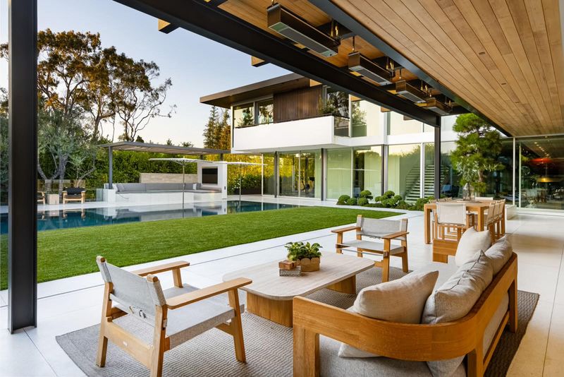 10 Fresh Coastal Decorating Ideas From California Interiors - Decor Hint Indoor-Outdoor Living Spaces