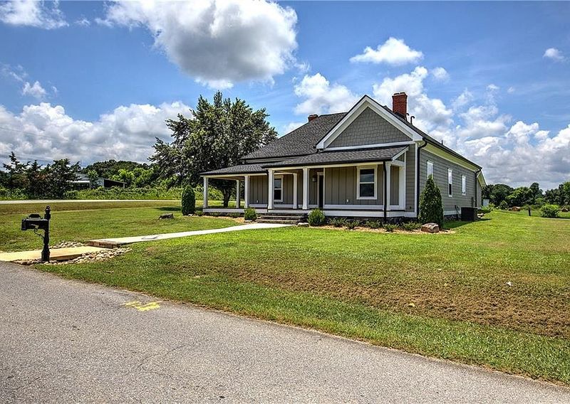 6 Types Of Homes In Georgia Expected To Lose Value By End Of 2025 (And 7 To Outperform) - Decor Hint Older Single-Family Homes In Rural Areas