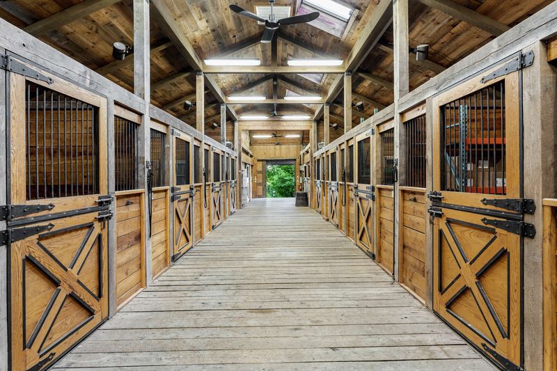 Historic Carriage Barn With Multiple Uses