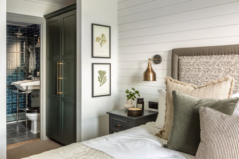 This Studio Cabin Is Small But Stunning 13 Features That Add Major Charm - Decor Hint Shiplap Walls