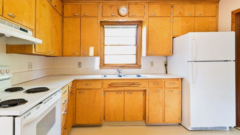 9 Kitchen Icks That Instantly Turn Off Homebuyers And 9 That Immediately Win Them Over - Decor Hint Outdated Appliances