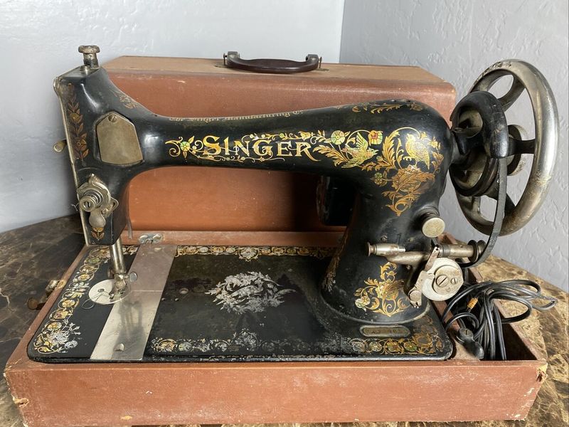 In My Experience, These 9 Interior Antiques Might Sell For Pennies And These 9? Don’t Even Try - Decor Hint Vintage Sewing Machines