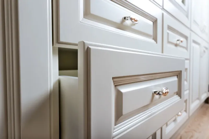 20 Outdated Kitchen Cabinet Styles Designers Say To Avoid - Decor Hint Thermofoil Cabinets