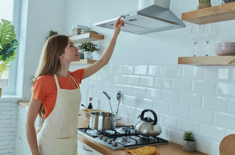 13 Things People With Nice-Smelling Homes Never Do According To Pros, Plus 9 Extra Ones People Usually Forget - Decor Hint Cook Without Proper Ventilation