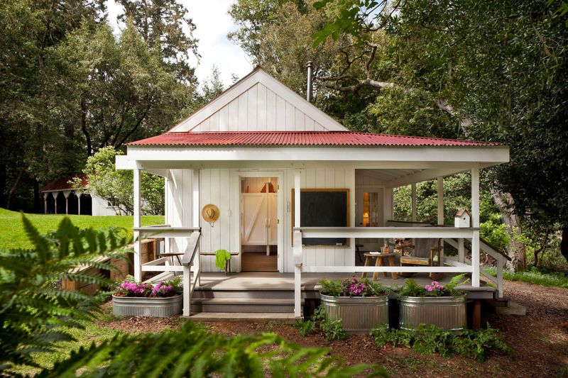 17 Tiny Homes That Prove Big Comfort Comes In Tiny Packages - Decor Hint Farmhouse-Style Tiny Home