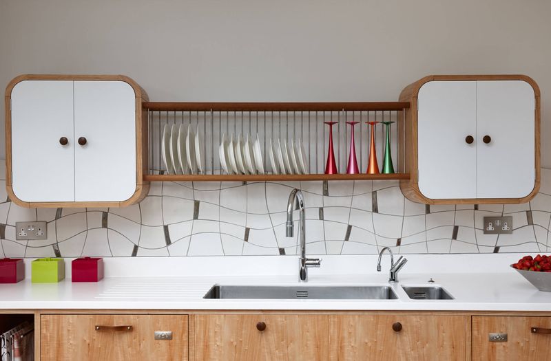 33 Once-Trendy Kitchen Designs That Are Slowly Coming Back - Decor Hint Plate Racks