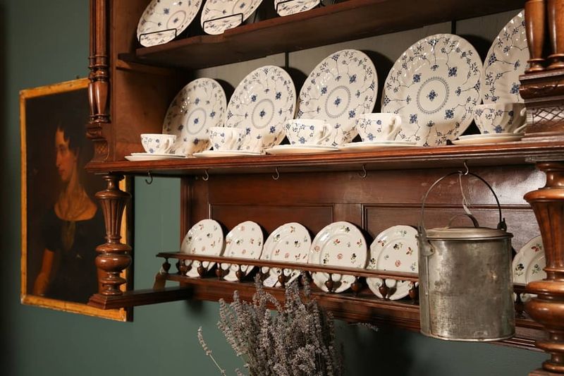 16 Nostalgic Kitchen Ideas Designers Wish Would Make A Comeback Soon (Plus 6 Special Ones) - Decor Hint Plate Racks