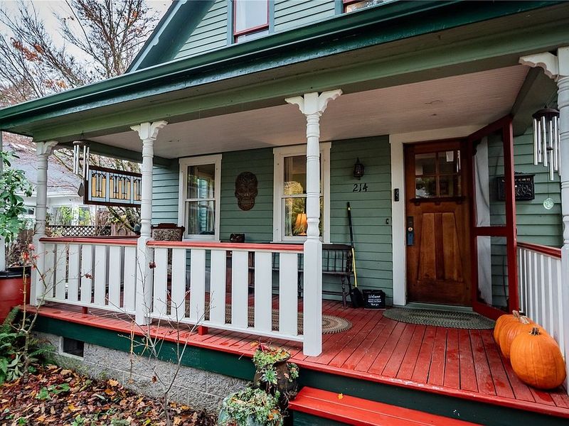 Classic Touches In Olympia Homes That May Be Gaining Popularity Again - Decor Hint Front Porches That Foster Community