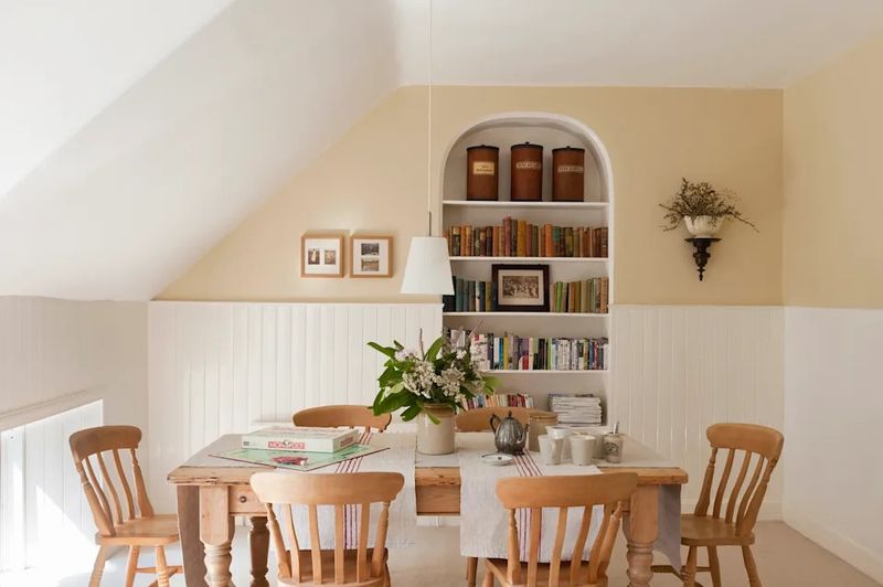 Features From Boomer Homes Gaining Popularity In Arkansas - Decor Hint Built-In Bookcases Showcase Personal Collections