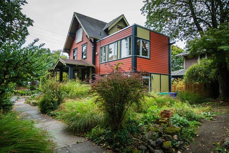11 Exterior Design Trends That Are Ruining Curb Appeal In Saint Paul - Decor Hint Clashing Modern Add-Ons On Historic Homes