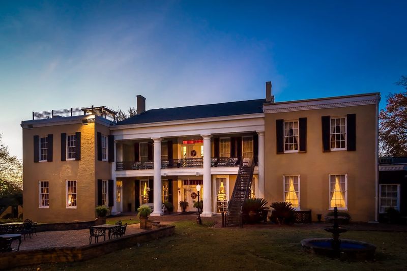 21 Secluded Mansions In Mississippi Featuring Centuries Of Craftsmanship - Decor Hint Cedar Grove Mansion — Vicksburg, MS