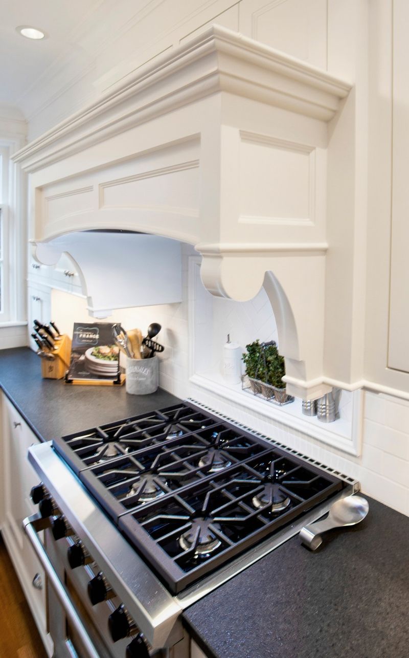 Portland Designers Share 6 Kitchen Features To Avoid And 6 That Instantly Elevate The Look - Decor Hint Integrated range hoods (elevate)