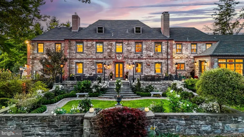 4 Types Of Homes In Irwin Losing Value In 2025 And 5 That Are Gaining Ground Fast - Decor Hint Oversized Luxury Homes With High Maintenance Costs