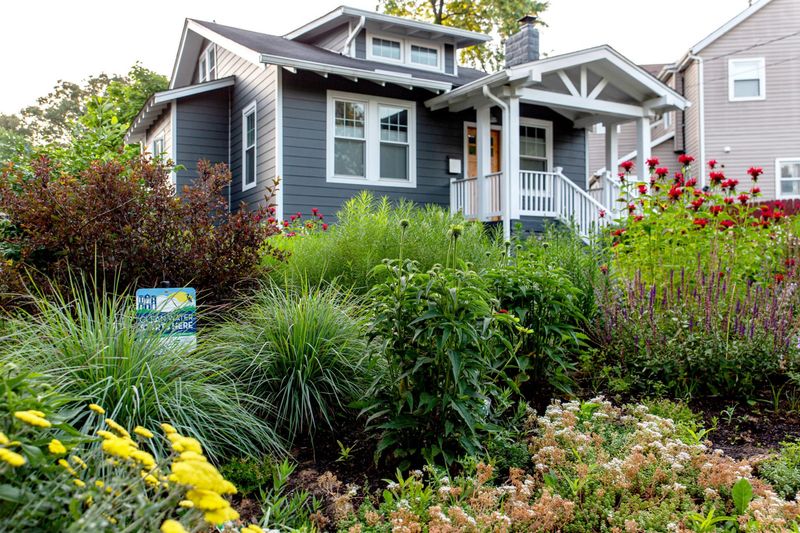 These 10 Front Yard And Patio Looks Are Big In Washington DC Right Now - Decor Hint Native Plant Gardens