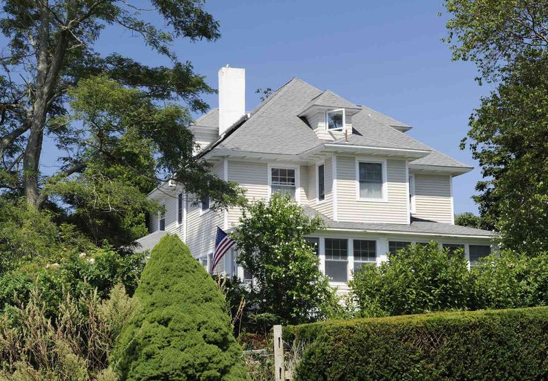 10 Landscaping Projects That Don’t Pay Off, According To Real Estate Pros (And 8 That Totally Do) - Decor Hint Overgrown Privacy Hedges