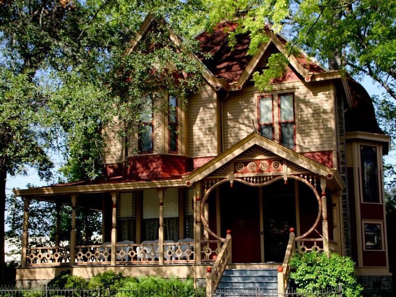 17 Must-See Photos Of An 1888 Queen Anne Home In Little Rock - Decor Hint Wraparound Porch Detail