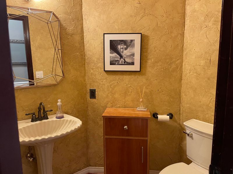 22 Home Offenses That Give Designers Instant Heartburn When They Walk Into Someone's Home - Decor Hint Faux-Finish Paint Techniques Gone Wrong