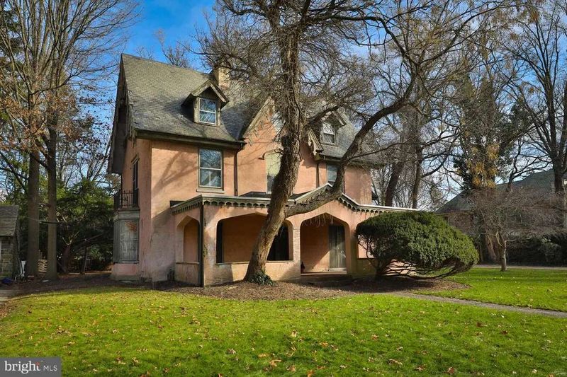 9 Classic Entryway Styles You'll See In Pennsylvania's Old Towns - Decor Hint Gothic Revival Pointed Arches