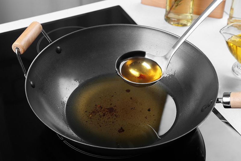 13 Things People With Nice-Smelling Homes Never Do According To Pros, Plus 9 Extra Ones People Usually Forget - Decor Hint Ignore Lingering Cooking Oils