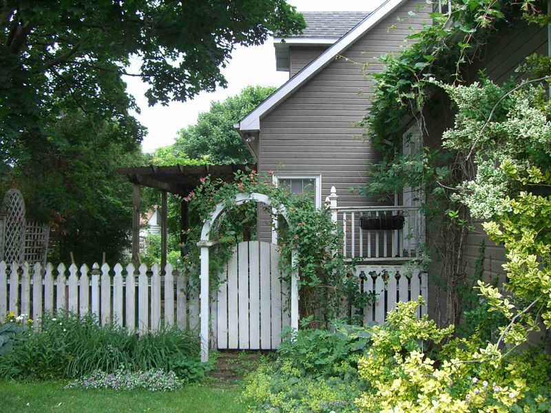 13 Ways Southern Style Adds Charm To Homes In Aurora - Decor Hint White Picket Fences