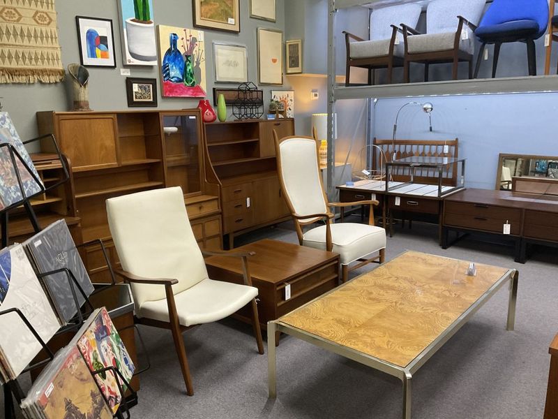 Texas Antique Market Forecast: 9 Items That'll Soar In 2025 (And 9 That Won't) - Decor Hint Mid-Century Modern Furniture