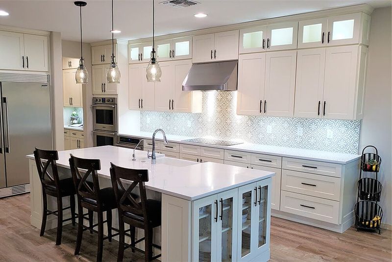 19 Diverse Examples That Say White Is The Best Color For Kitchen Cabinets - Decor Hint Reduces Visible Dust Accumulation