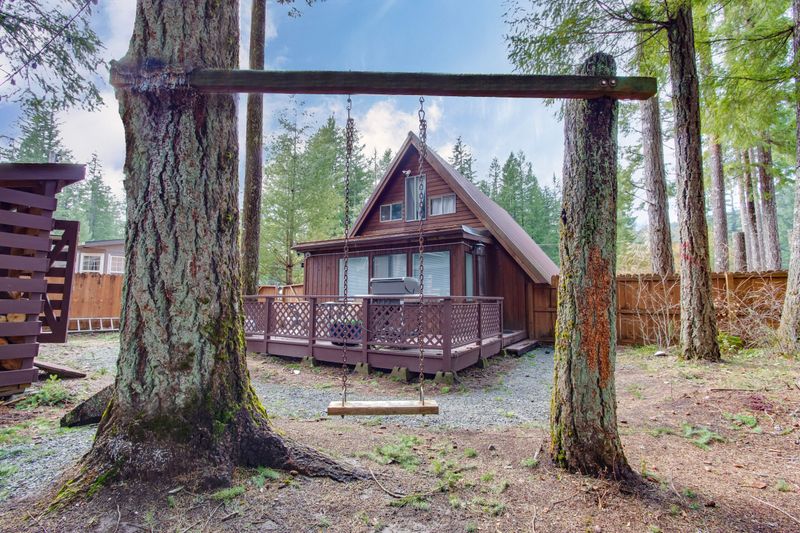 12 Cozy Washington Cabin Touches That Take You Back - Decor Hint Porch Swings with Forest Views