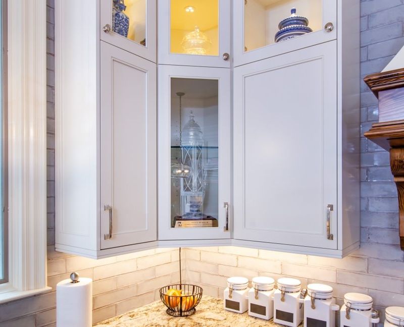 25 Old Fashioned '80s Kitchen Cabinet Trends That Everyone Wants In 2025 - Decor Hint Corner Curio Cabinets