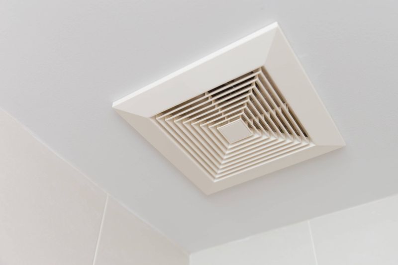 13 Things People With Nice-Smelling Homes Never Do According To Pros, Plus 9 Extra Ones People Usually Forget - Decor Hint Ignore Bathroom Humidity