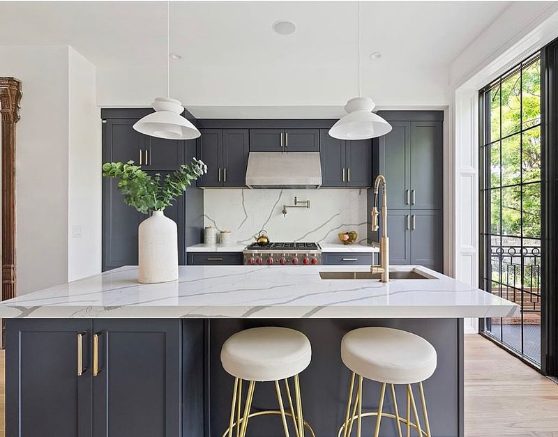 20 Color-Drenched Kitchens That Prove This Paint Trend Is Totally Timeless When Used Right - Decor Hint Midnight Blue Cabinetry with Brass Accents