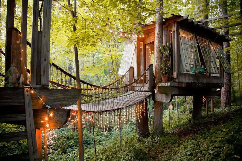 7 Amazing Treehouses You Can Actually Live In - Decor Hint Atlanta, Georgia – Contemporary Treehouse Retreat