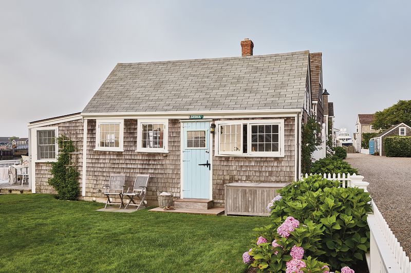 17 Tiny Homes That Prove Big Comfort Comes In Tiny Packages - Decor Hint Coastal Cottage Tiny Home