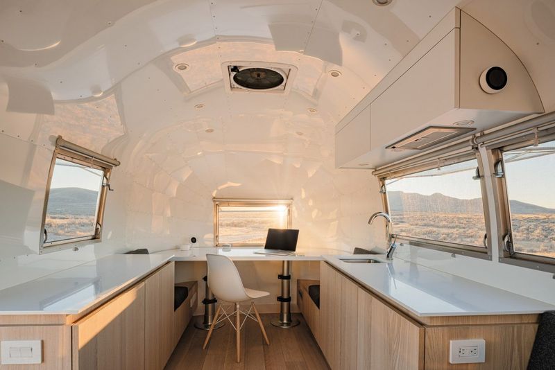 12 Effortlessly Cool Outdoor Spaces You'll Spot All Over California Neighborhoods - Decor Hint Vintage Airstream Offices