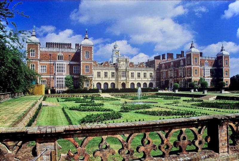 20 English Aristocrat Homes That Are Fit For A Fairytale - Decor Hint Hatfield House: Elizabeth I's Childhood Home