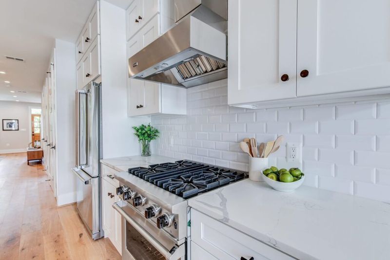 Designers In Washington Say Goodbye To These 9 Kitchen Trends And Hello To These 9 - Decor Hint Subtle Backsplash Designs