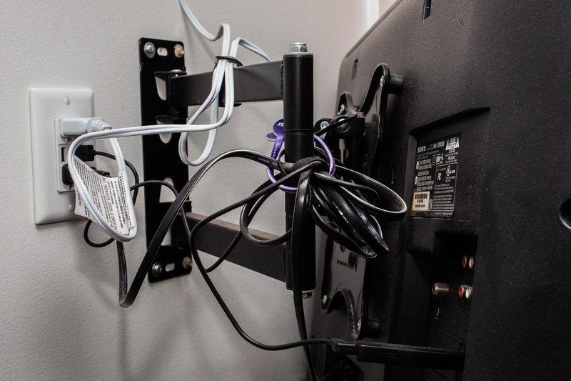 22 Home Offenses That Give Designers Instant Heartburn When They Walk Into Someone's Home - Decor Hint Wires And Cords Visible Everywhere