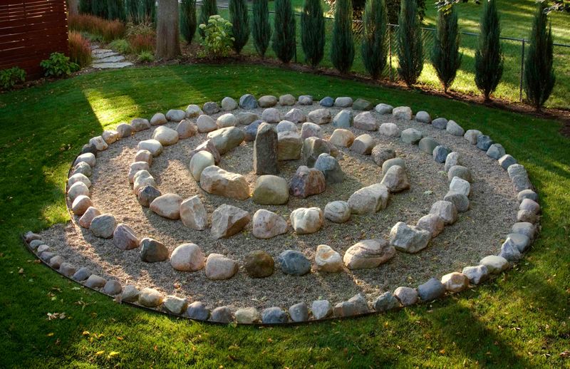 21 Sustainable Front Yard Landscaping Ideas With Rocks And Mulch - Decor Hint Meditation Rock Circles