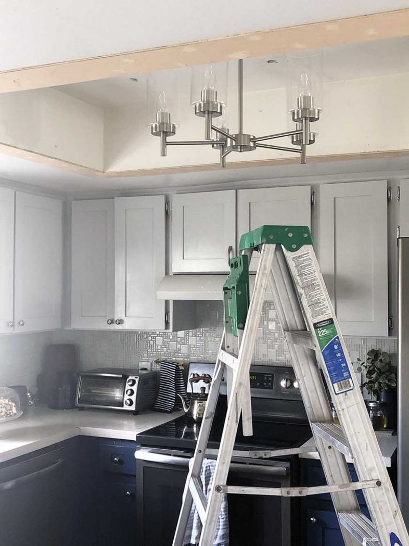 In Stockton Homes 12 Kitchen Looks Are Losing Favor 10 Stylish Ones Remain - Decor Hint Fluorescent Tube Lighting Getting Unplugged