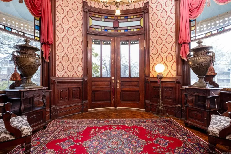 17 Must-See Photos Of An 1888 Queen Anne Home In Little Rock - Decor Hint Stained-Glass Entry Foyer