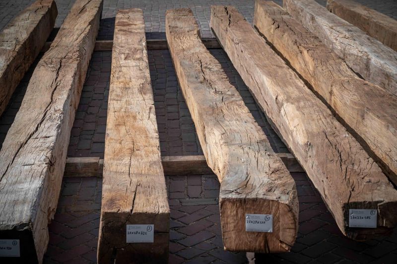 French Country Decor Is Back But Only These Antiques Are Worth It - Decor Hint Reclaimed Barnwood Accents