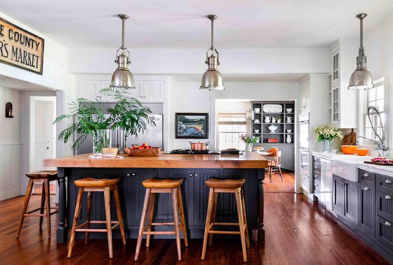 8 Kitchen Cabinet Looks Falling Out Of Style in Alabama And 5 Designers Still Love - Decor Hint Glossy Oak Finishes