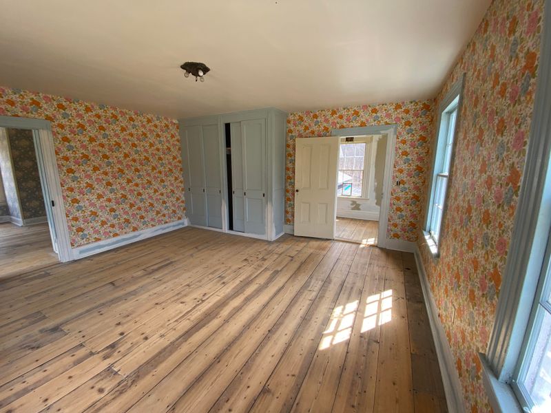 18 Reasons You Should Or Shouldn't Make Major Upgrades Before You Sell Your House According To Real Estate Agents - Decor Hint Dated Decor Should Be Neutralized