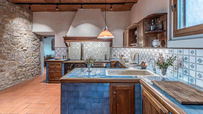 10 Color Picks Wyoming Pros Say Are Out For Kitchens And 3 That Disappeared Sooner - Decor Hint Terracotta Everything Has Crumbled