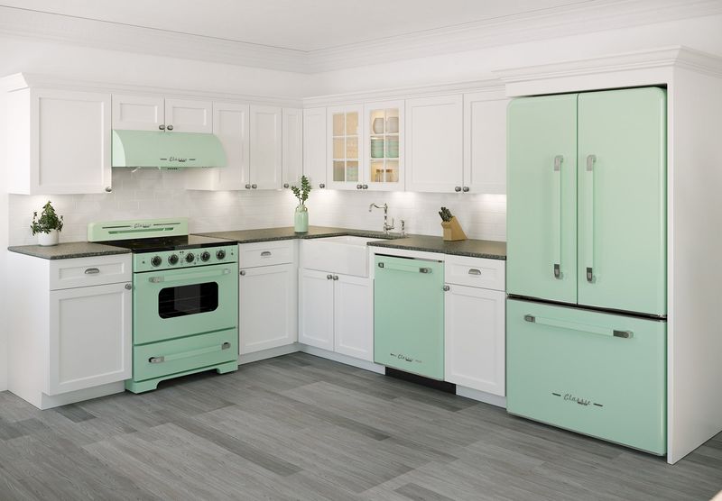 10 Features That Cheapen Your Colorado Kitchen (And 10 That Add Instant Class) - Decor Hint Mismatched Appliances