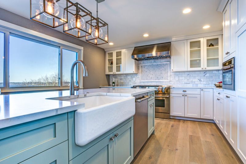 8 Kitchen Features That Drag Down Your Indiana Home's Style (Plus 7 That Instantly Boost It) - Decor Hint Farmhouse Apron Sink